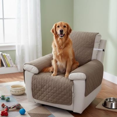 Protection-pour-fauteuil-relax-canapé 1 place- protège accoudoir chien-imperméable-4-couches et rembourrage 100% coton, légère et universelle pour fauteuil classique, inclinable ou relax ,lavable en machine, résistant aux griffes et tâches, anti bave et accidents, réversible avec sangles élastiques pour le dossier et 3 pans séparés- un golden retriever assis confortablement sur la protection douce et hypoallergénique de couleur marron clair sur le fauteuil dans la chambre de l'appartement