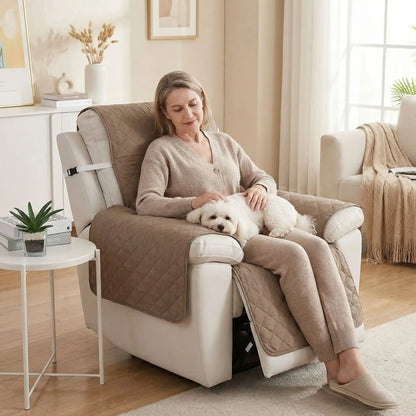 Protection-pour-fauteuil-relax-canapé 1 place- protège accoudoir chien-imperméable-4-couches et rembourrage 100% coton, légère et universelle pour fauteuil classique, inclinable ou relax ,lavable en machine, résistant aux griffes et tâches, anti bave et accidents, réversible avec sangles élastiques pour le dossier et 3 pans séparés- une femme d'âge mûre qui caresse son petit chien couché sur ses jambes sur la protection douce et hypoallergénique de couleur marron clair sur son fauteuil iincliné, mode relax