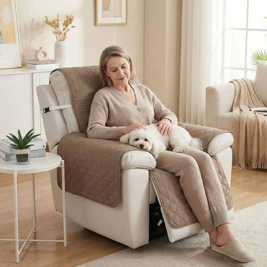 Protection-pour-fauteuil-relax-canapé 1 place- protège accoudoir chien-imperméable-4-couches et rembourrage 100% coton, légère et universelle pour fauteuil classique, inclinable ou relax ,lavable en machine, résistant aux griffes et tâches, anti bave et accidents, réversible avec sangles élastiques pour le dossier et 3 pans séparés- une femme d'âge mûre qui caresse son petit chien couché sur ses jambes sur la protection douce et hypoallergénique de couleur marron clair sur son fauteuil iincliné, mode relax