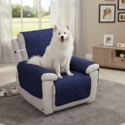 Protection-pour-fauteuil-relax-canapé 1 place- protège accoudoir chien-imperméable-4-couches et rembourrage 100% coton, légère et universelle pour fauteuil classique, inclinable ou relax ,lavable en machine, résistant aux griffes et tâches, anti bave et accidents, réversible avec sangles élastiques pour le dossier et 3 pans séparés- un chien moyen blanc à poils longs assis confortablement la protection douce et hypoallergénique de couleur bleu marine sur le fauteuil relax dans le salon de l'appartement
