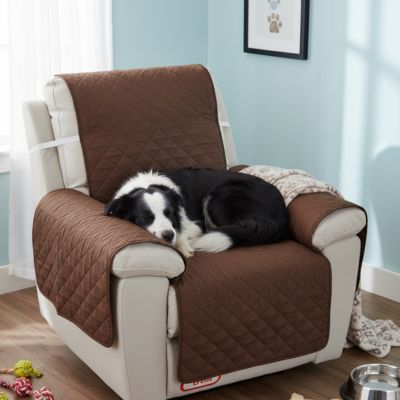 Protection-pour-fauteuil-relax-canapé 1 place- protège accoudoir chien-imperméable-4-couches et rembourrage 100% coton, légère et universelle pour fauteuil classique, inclinable ou relax ,lavable en machine, résistant aux griffes et tâches, anti bave et accidents, réversible avec sangles élastiques pour le dossier et 3 pans séparés- un Boder Collie qui dort confortablement en boule sur la protection douce et hypoallergénique de couleur marron sur le fauteuil relax dans la chambre de l'appartement