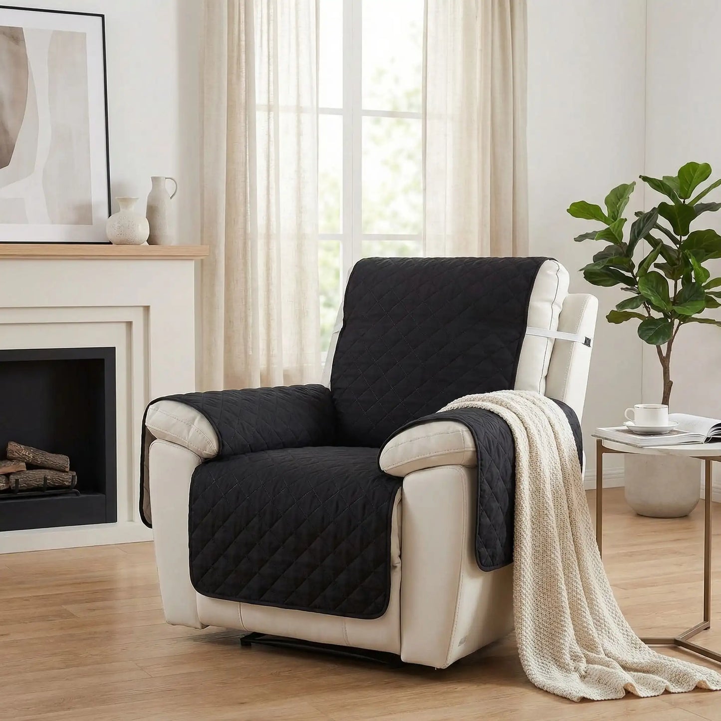 Protection-pour-fauteuil et accoudoir chien-impermeable-4-couches et rembourrage 100% coton, légère et universelle pour fauteuil classique, inclinable ou relax ,lavable en machine, résistant aux griffes et tâches, anti bave et accidents, réversible avec sangles élastiques pour le dossier et 3 pans séparés- photo du modèle de couleur noir sur un fauteuil avec accoudoirs protégés dans le salon de l'appartement 