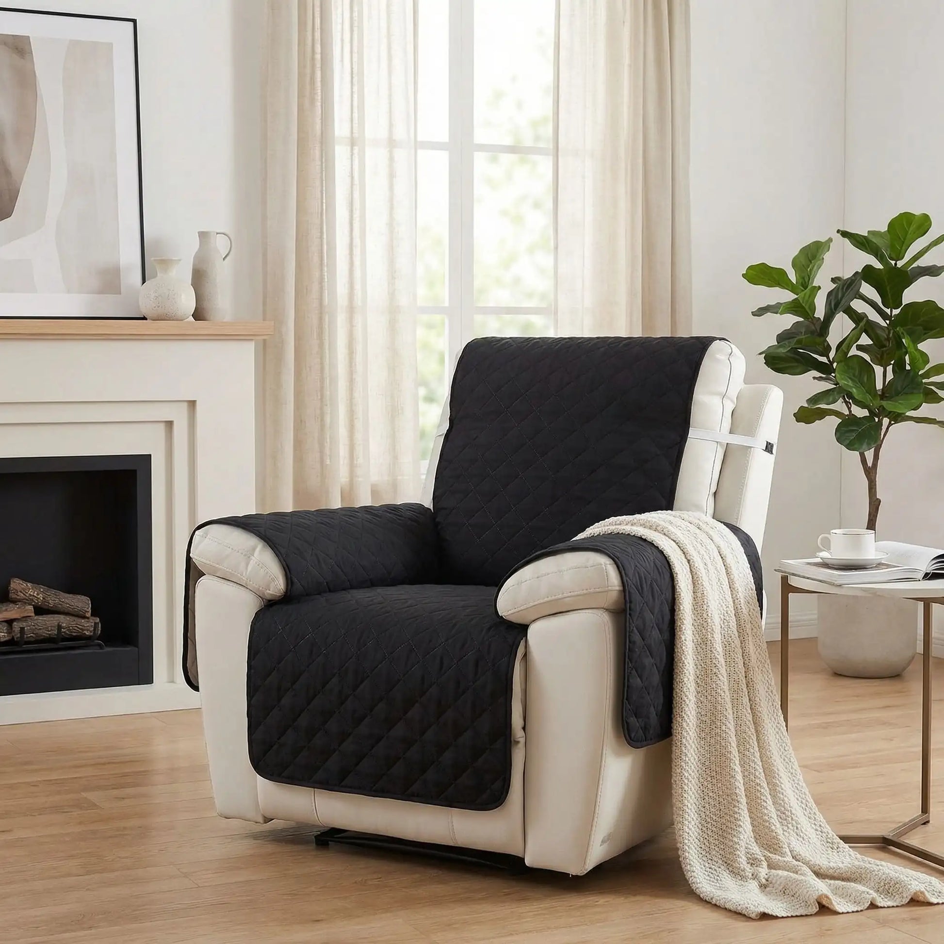 Protection-pour-fauteuil et accoudoir chien-impermeable-4-couches et rembourrage 100% coton, légère et universelle pour fauteuil classique, inclinable ou relax ,lavable en machine, résistant aux griffes et tâches, anti bave et accidents, réversible avec sangles élastiques pour le dossier et 3 pans séparés- photo du modèle de couleur noir sur un fauteuil avec accoudoirs protégés dans le salon de l'appartement 