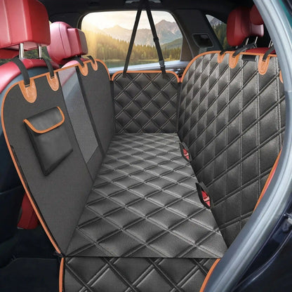 Protection-siege-arriere-voiture-chien , hamac imperméable matelassé et fond rigide avec sangles d'accroche sur les appuies tête et filet de protction au milieu des deux siège avant pour une ventilation optimal et une visibilité pour le conducteur ou passage sur le chien avec ouverture pour les clips de ceinture de sécurité, pliable et matelassé pour le tranport- avec une ceinture de sécurtité pour chien offerte-gros plan sur le protège siège sur la banquette arrière de la voiture