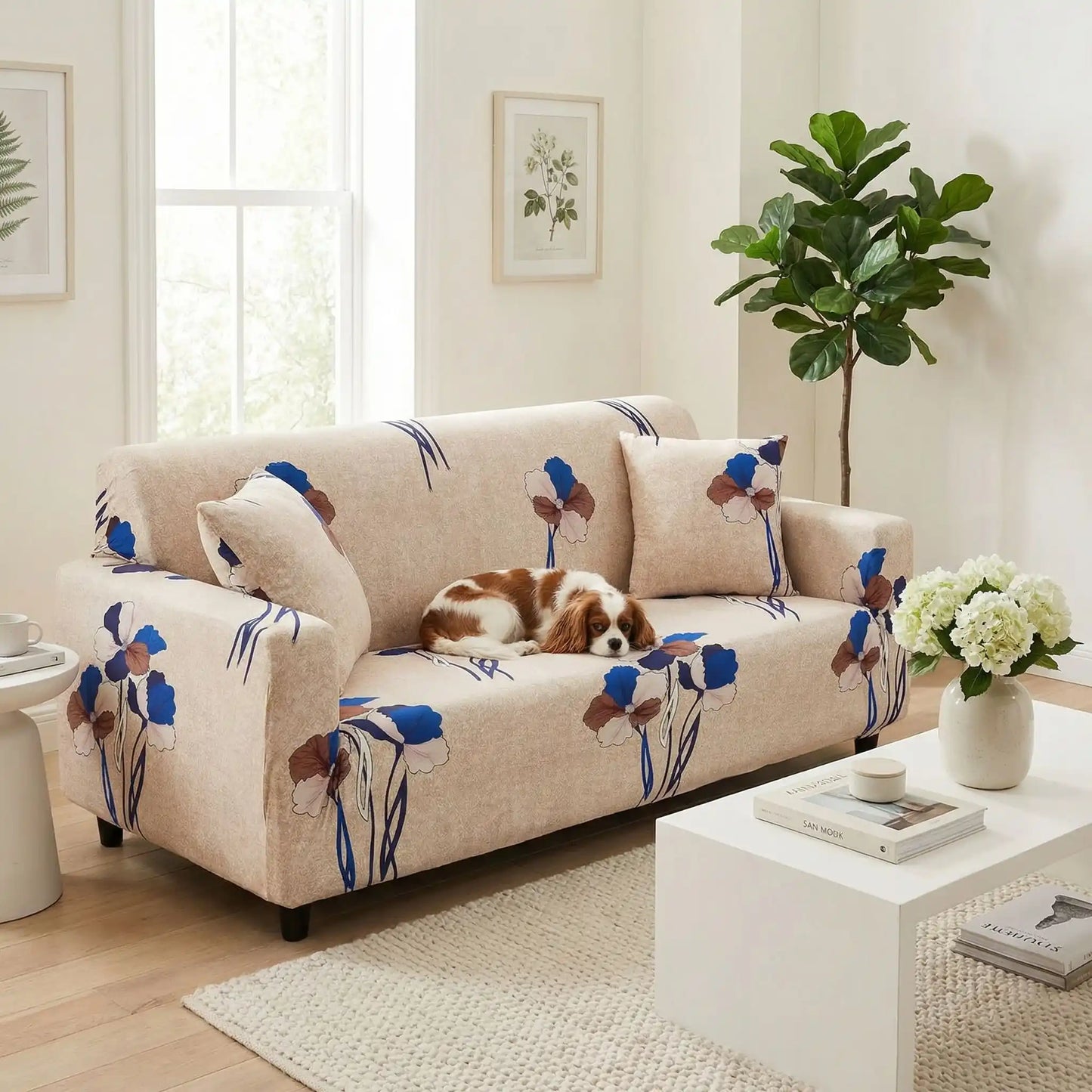 Protection-canape-chien-anti-poils-anti accident, lavable en machine, haute élasticité et resistante aux griffes et à l'usure, universelle en 4 tailles pour fauteuil, canapé de 2/3/4 places, avec élastique et bloque plis- design floral délicat- un choen à poils longs qui dort paisiblement sur le canapé enveloppé par la housse design universelle dans le salon de l'appartement