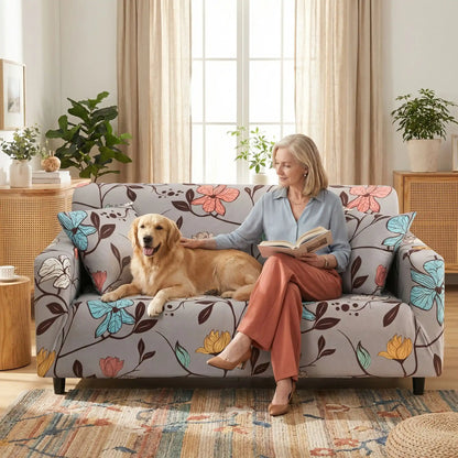 Protection-canape-chien-anti-poils-anti accident, lavable en machine, haute élasticité et resistante aux griffes et à l'usure, universelle en 4 tailles pour fauteuil, canapé de 2/3/4 places, avec élastique et bloque plis- design floral délicat- une maitresse d'âge mure qui lit un lit en caressant son chien à poils long assis tout les deux sur le canapé enveloppé par la housse design universelle dans le salon de l'appartement