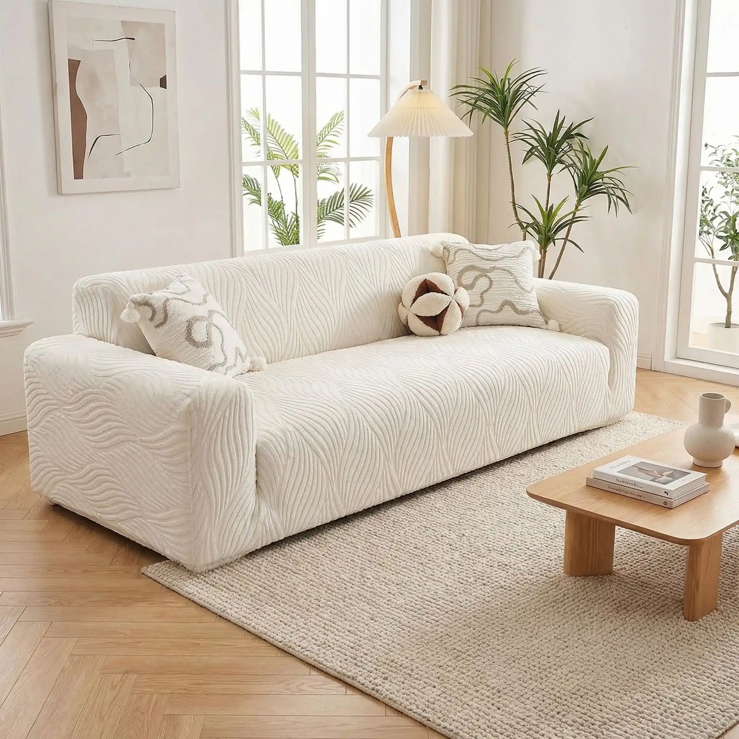 Protection-canape-antiderapant-4-saisons, extensible, lavabkle en machine avec relief doux et sécurisant , tissu anti poils et résistant aux griffes, idéal pour les propriétaire de chiens, 4 tailles disponible du fauteuil 1 places au XL pour canapé 4 places-gros plan sur le protège canapé pour chien de couleur blanc installé sur un canapé, housse intégrale imperméable avec design discret et moderne