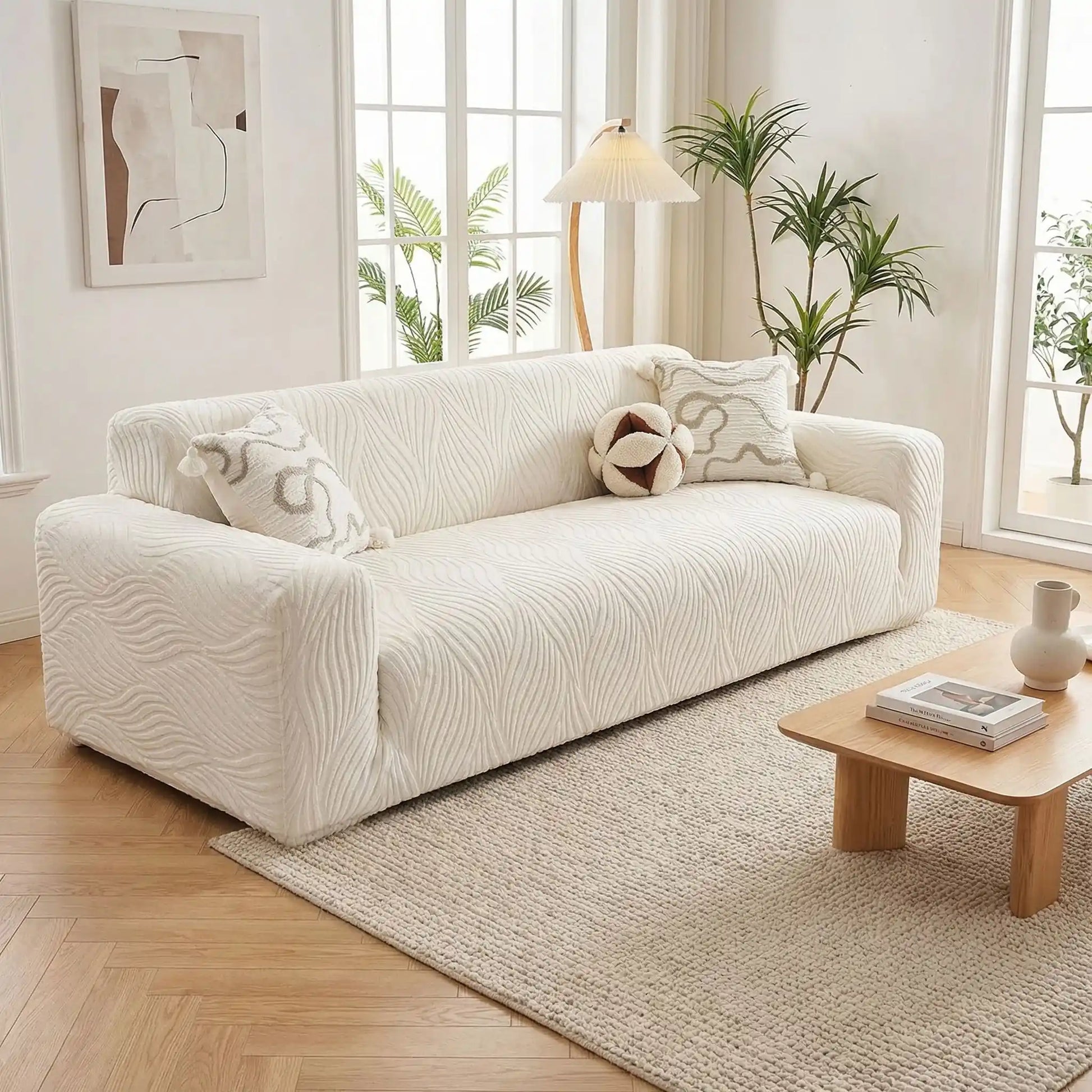 Protection-canape-antiderapant-4-saisons, extensible, lavabkle en machine avec relief doux et sécurisant , tissu anti poils et résistant aux griffes, idéal pour les propriétaire de chiens, 4 tailles disponible du fauteuil 1 places au XL pour canapé 4 places-gros plan sur le protège canapé pour chien de couleur blanc installé sur un canapé, housse intégrale imperméable avec design discret et moderne