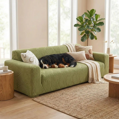Protection-canape-antiderapant-4-saisons, extensible, lavabkle en machine avec relief doux et sécurisant , tissu anti poils et résistant aux griffes, idéal pour les propriétaire de chiens, 4 tailles disponible du fauteuil 1 places au XL pour canapé 4 places-un bouvier bernois qui dort paisiblement couché sur la housse intégrale ultra douce et imperméable avec design discret et classique de couleur vert sur le grand canapé dans le salon de l'appartement