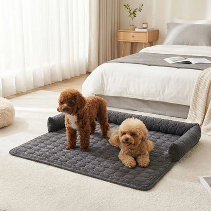 Protege-canape-chien-chiot-imperméable, résistant aux griffes, durable, tapis ou couverture qui protège des accidents, humidité saleté, boue,tissu anti poils, lavable en machine avec traversin en U pour un sentiment d'enveloppement ou un soutien du cou ou de la tête du chien, antidérapant pour chien de 0 à 15 kilos-deux chiots , un couché et l'autre assis en apprentissage de propreté sur le protege canape de couleur gris u rembourrage  coton sur le sol en moquette , dimensions 75x75 cm