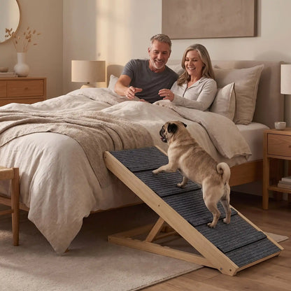 Rampe-pour-chien-chiot escalier pliable, en bois massif robuste de pin et surface adaptable en moquette douce et petites marches tranversales antidérapante pour un accès sécurisé et facile canapé, lit ou en transport en déplacement, en voiture pour la montée et la descente du chien en toute autonomie et sécurité, 4 hauteurs réglables pour toutes races- un chien de taille moyenne qui monte sur la rampe en bois avec 4 hauteurs réglables, en équerre pour rejoindre le lit de ses maitres pour un cododo