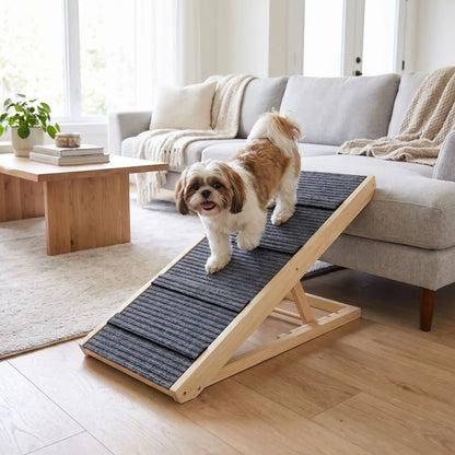 Rampe-pour-chien-chiot escalier pliable, en bois massif robuste de pin et surface adaptable en moquette douce et petites marches tranversales antidérapante pour un accès sécurisé et facile canapé, lit ou en transport en déplacement, en voiture pour la montée et la descente du chien en toute autonomie et sécurité, 4 hauteurs réglables pour toutes races- un chien de taille moyenne qui descend du canapé par la rampe en bois avec 4 hauteurs réglables, structure en bois  pour rejoindre le sol en toute sécurité