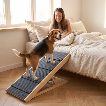 Rampe-pour-chien-chiot escalier pliable, en bois massif robuste de pin et surface adaptable en moquette douce et petites marches tranversales antidérapante pour un accès sécurisé et facile canapé, lit ou en transport en déplacement, en voiture pour la montée et la descente du chien en toute autonomie et sécurité, 4 hauteurs réglables pour toutes races- un chien de taille moyenne qui monte sur la rampe en bois avec 4 hauteurs réglables, structure en bois pour rejoindre le lit de sa maitresse en cododo