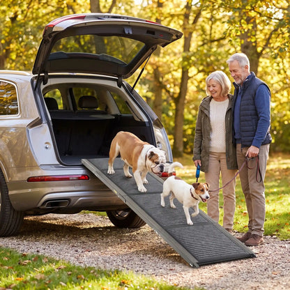 Rampe-pour-chien-chiot pout voiture de 180-cm universelle pour accès facile par la portière ou coffre de voiture, berline, monospace, camionette, SUV, 4x4, camping-car, réglable en Aluminium 6063 haute résistance avec des bords renforcés de 2 mm, cette rampe pour chien supporte jusqu'à 113 kg, antidérapante et 100% imperméable, pliable et compacte, légère de 7 kg transportable pour chiot et chien de toute race et toute taille-deux chiens âgés à pattes courtes qui descendent du coffre par la rampe pliable