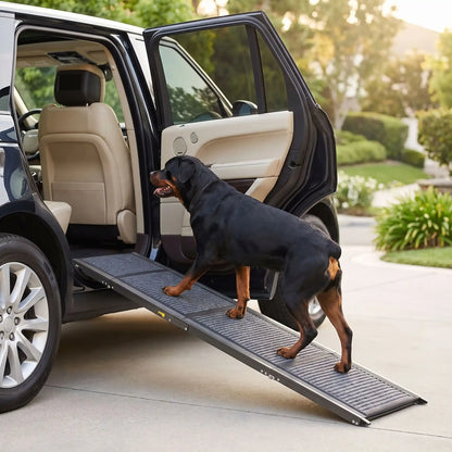 Rampe-pour-chien-chiot pout voiture de 180-cm universelle pour accès facile par la protière ou coffre de voiture, berline, monospace, camionette, SUV, 4x4, camping-car, réglable en Aluminium 6063 haute résistance avec des bords renforcés de 2 mm, cette rampe pour chien supporte jusqu'à 113 kg, antidérapante et 100% imperméable, pliable et compacte, légère de 7 kg transportable pour chiot et chien de toute race et toute taille-un chien de grande taille qui monte sur la banquette arrière grâce à la rampe  