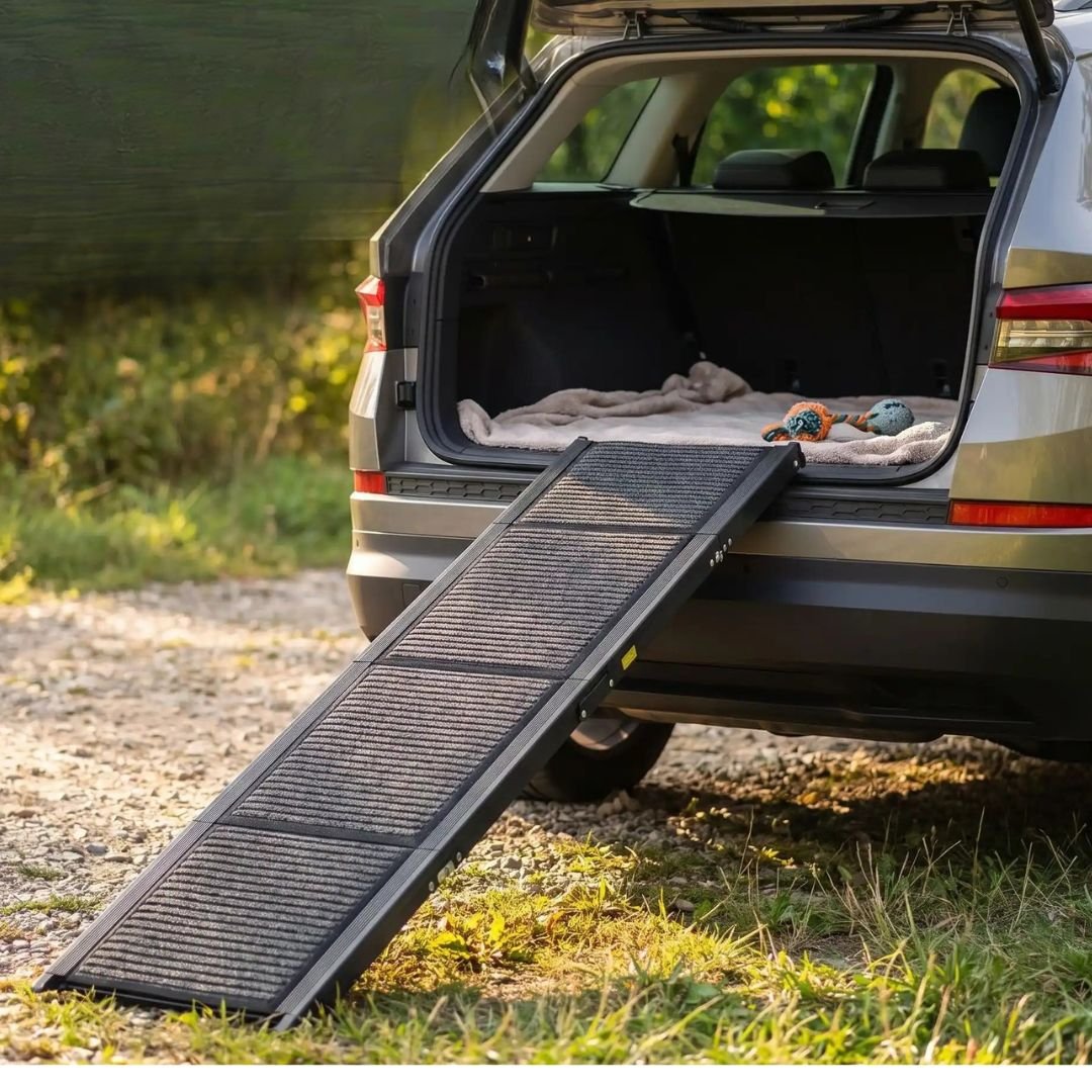 Rampe-pour-chien-chiot pout voiture de 180-cm universelle pour accès facile par la protière ou coffre de voiture, berline, monospace, camionette, SUV, 4x4, camping-car, réglable en Aluminium 6063 haute résistance avec des bords renforcés de 2 mm, cette rampe pour chien supporte jusqu'à 113 kg, antidérapante et 100% imperméable, pliable et compacte, légère de 7 kg transportable pour chiot et chien de toute race et toute taille-gros plan sur la rampe placé contre le coffre du SUV pour un accès facile 