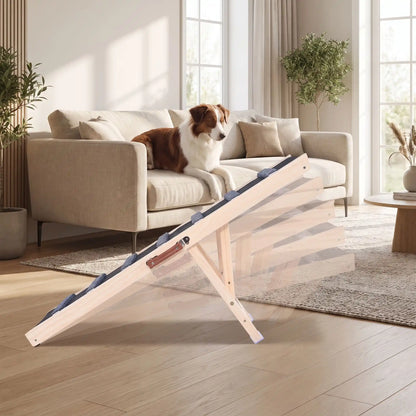 Rampe-pour-chiens-chiots pliable, en bois massif robuste de pin et surface adaptable en moquette douce et petites marches tranversales antidérapante pour un accès sécurisé et facile canapé, lit de la maison ou en transport en déplacement, en voiture pour la montée et la descente du chien en toute autonomie et sécurité, 5 hauteurs réglables -gros plan sur la rampe en bois pour chien avec les 5 inclinaisons possibles réglables polyvalente avec sa poignée de transport intégré pour un rangement compact 