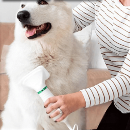 Séchoir-pour-chien et chiot 2 en 1 avec sa brosse intégrée, 3 vitesses de chauffe, avec filtre anti poussière et moteur durable, silencieux , léger, portable et maniable, brosse amovible inclinéé à 135° pour un brossage sans danger qui masse et favorise la circulation sanguine, élimine efficacement les poils morts et sèche et coiffe en même temps-gros plan sur le chien de taille moyenne à poils longs et épais qui se fait brosser et sécher confortablement par sa maitresse pour montrer son efficacité