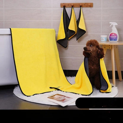 Serviette-pour-chien-chiot-lot-de-2 en microfibre, ultra-absorbante, ultra-douce pour une utilisation polyvalente, bain, toilettage, sortie, disponible en 2 taille pour chien de petite à grande taille-un caniche rapidement séché avec la serviette et gros plan sur les différente tailles de serviette