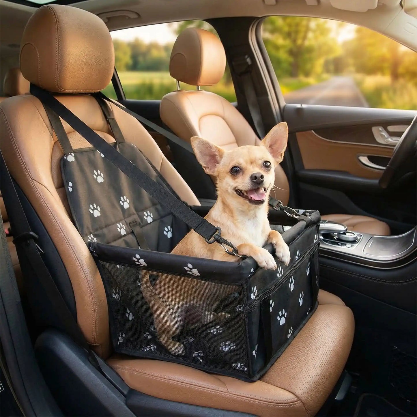Siege-auto-chien-chiot, 100% imperméable et résistant aux griffes démontable et montage en quelques seconde avec attache ceinture de sécurité intégrée, sangles d'attaches solides et  faciles pour l'appuie tête pour chien de petite taille jusqu'à 8 kilos max-un chihuahua heureux et confortablement assis dans son siège auto noir avec motif de patte de chien sur le siège passager à l'avant du véhicule