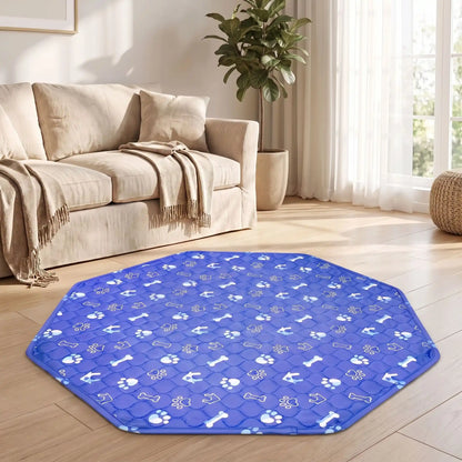 Tapis-absorbant-pour-chien-chiot-octogonale, confortable, épais, solide, résistant aux griffes, protection efficace pour protection du parc, des meubles, literie canine, transport, lavable en machine, antidérapant, 100% imperméable,lavable en machine et réutilisable avec design mignon de pattes de chien et os pour chiot et chien -gros plan sur le tapis bleu 100% absorbant de forme octogonale de 74 cm sur le sol du salon de l'appartement