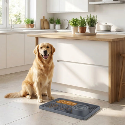 Tapis-anti-glouton-chien-chiot et apis de léchage avec plusieurs compartements différents pour aliments liquides, solide ou frais avec gamelle d'eau- avec multiples ventouse pour une utilisation partout sur le mur, le sol, solide, idéal pour occuper ralentir l'alimentation, pour l'occuper pendant les soins ou toilettage-un golden retriever assis devant son tapis anti glouton posé sur le sol avec un aliment tartiné dans l'un des compartiment et rempli d'eau dans le compatiment prévu dans la cuisine 