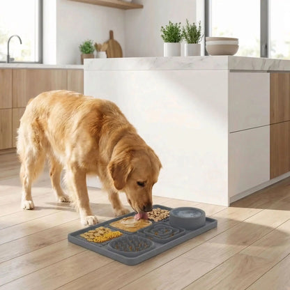 Tapis-anti-glouton-chien-chiot et apis de léchage avec plusieurs compartements différents pour aliments liquides, solide ou frais avec gamelle d'eau- avec multiples ventouse pour une utilisation partout sur le mur, le sol, solide, idéal pour occuper ralentir l'alimentation, pour l'occuper pendant les soins ou toilettage-un grand chien qui mange lentement sur son tapis anti glouton avec 5 compartiments différent pour toute nourriture solide, liquide ou fraiche collé sur le sol par les ventouses
