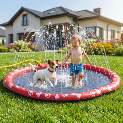Tapis-d-eau-pour-chien-avec-jet-d-eau, installation immédiate sans gonflage ni outil, se branche directement au tuyau d'arrosage et donne des jets de différentes hateur selon le réglage d'ouverture du robinet d'eau, antidérapant, ultra-résistant aux griffes avec PVC épaissi et motif mignon sur le boudin d'os et de pattes pour chien de couleur blanc-un petit garçon qui joue et patauge avec un petit chien sur le tapis d'eau avec jets en action, branché sur le tuyau d'arrosage du jardin de la maison en été