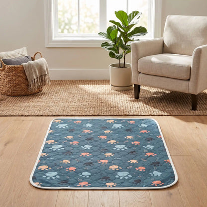 Tapis-d-hygiene-pour-chien-chiot- ultra absorbant, pour l'incontinence, post opératoire, apprentissage propreté, rembourrage super épais 100% coton haute densité, surface douce et imperméable, fond antiderapant, disponible en 3 tailles S,M et L pour protéger les meubles, siège, literie canine, ou surface de couchage pour chien adulte de petite à moyenne race-gros plan sur le tapis 100% absorbant confortable et respirant de couleur bleu avec motif mignon de pattes couleurs pastel sur le sol en parquet 