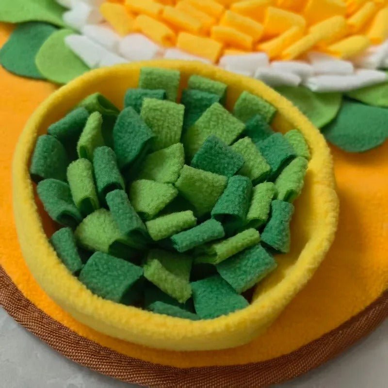 Tapis-de-fouille-chien-chiot, avec 6 compartiments de cachettes différentes, jouet intelligent pour chien et d'occupation pour un entrainement cognitif optimal, couleurs vives pour des contraste visible pour le chien, avec un pouet sonore, en feutre doux lavable en machine à 30° et antidérapant-gros plan sur une des cachettes imitant les herbes hautes de la nature