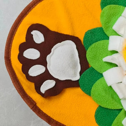 Tapis-de-fouille-chien-chiot, avec 6 compartiments de cachettes différentes, jouet intelligent pour chien et d'occupation pour un entrainement cognitif optimal, couleurs vives pour des contraste visible pour le chien, avec un pouet sonore, en feutre doux lavable en machine à 30° et antidérapant-gros plan sur le jouet sonore intégré dans le tapis de fouille