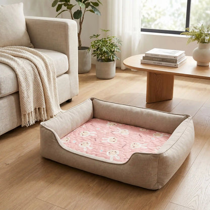 Tapis-pour-chiens-100% imperméable, 100 %coton haute densité lavable en machine, polyvalent, solide et résistant aux griffes, rafraichissant pour l'été et confortable en hiver, protège vos sols et vos meubles, disponible en 4 tailles du XS au L pour chiot et chien de petite à moyenne taille de 0 à 25 kg avec motif mignon-gros plan sur le tapis utilisé en protection et installé sur le coussin intérieur dans le panier rectangulaire pour chien sur le salon de l'appartement 