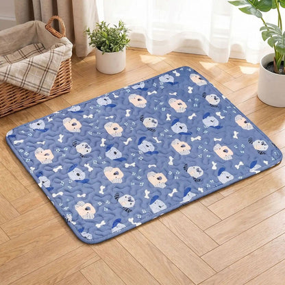 Tapis-pour-chiens-100% imperméable, 100 %coton haute densité lavable en machine, polyvalent, solide et résistant aux griffes, rafraichissant pour l'été et confortable en hiver, protège vos sols et vos meubles, disponible en 4 tailles du XS au L pour chiot et chien de petite à moyenne taille de 0 à 25 kg avec motif mignon-gros plan sur le tapis bleu avec motif chien et os avec motif de lapin sur le sol du salon de la maison