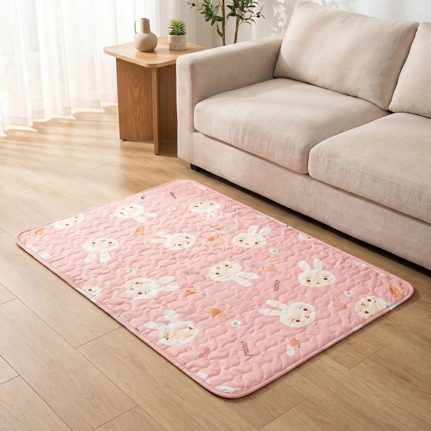 Tapis-pour-chiens-100% imperméable, 100 %coton haute densité lavable en machine, polyvalent, solide et résistant aux griffes, rafraichissant pour l'été et confortable en hiver, protège vos sols et vos meubles, disponible en 4 tailles du XS au L pour chiot et chien de petite à moyenne taille de 0 à 25 kg avec motif mignon-gros plan sur le tapis rose avec motif de lapin sur le sol du salon de l'appartement