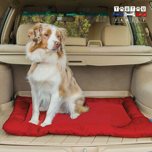 Tapis-imperméable-pour-chien-lavable un grand chien assis sur son tapis qui protège la voiture, idéal pour voyage et transport en voiture, à la plage, en foret, en camping, en randonnée, en sortie, un tapis 4 saisons