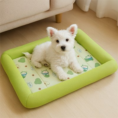 Tapis-pour-Chien-rafraichissant-ergonomique-avec rebord surélevé et protecteur-antidérapant et lavable en machine-un chiot assis confortablement sur le tapis rafraichissant respirant rembourré 100% coton et imperméable sur le sol du salon en plein été