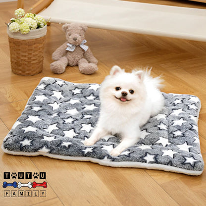 Tapis-pour-chien-couchage-coton-laine, un chien couché sur son tapis gris avec motif étoile antidérapant et lavable en machine polyvalent pour panier, voiture couverture cisse de transport
