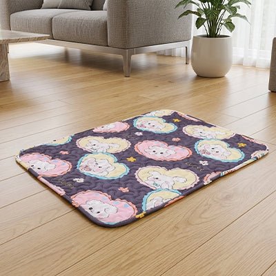 Tapis-pour-chien lavable-100% imperméable, 100 %coton haute densité lavable en machine, polyvalent, solide et résistant aux griffes, rafraichissant pour l'été et confortable en hiver, protège vos sols et vos meubles, disponible en 4 tailles du XS au L pour chiot et chien de petite à moyenne taille de 0 à 25 kg avec motif mignon-gros plan sur le tapis épais avec motif dessin animé sur le sol du salon de l'appartement