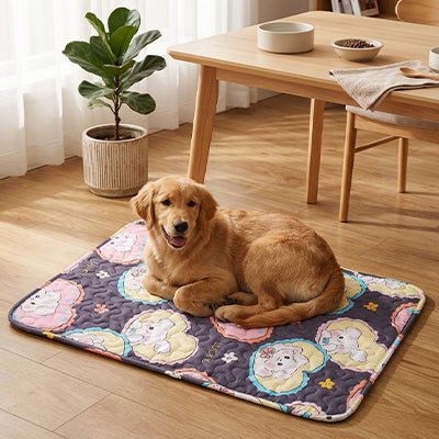 Tapis-pour-chien lavable-100% imperméable, 100 %coton haute densité lavable en machine, polyvalent, solide et résistant aux griffes, rafraichissant pour l'été et confortable en hiver, protège vos sols et vos meubles, disponible en 4 tailles du XS au L pour chiot et chien de petite à moyenne taille de 0 à 25 kg avec motif mignon-un chien de taille moyenne couché confortablement sur son tapis avec motif dessin animé sur le sol du salon de la maison