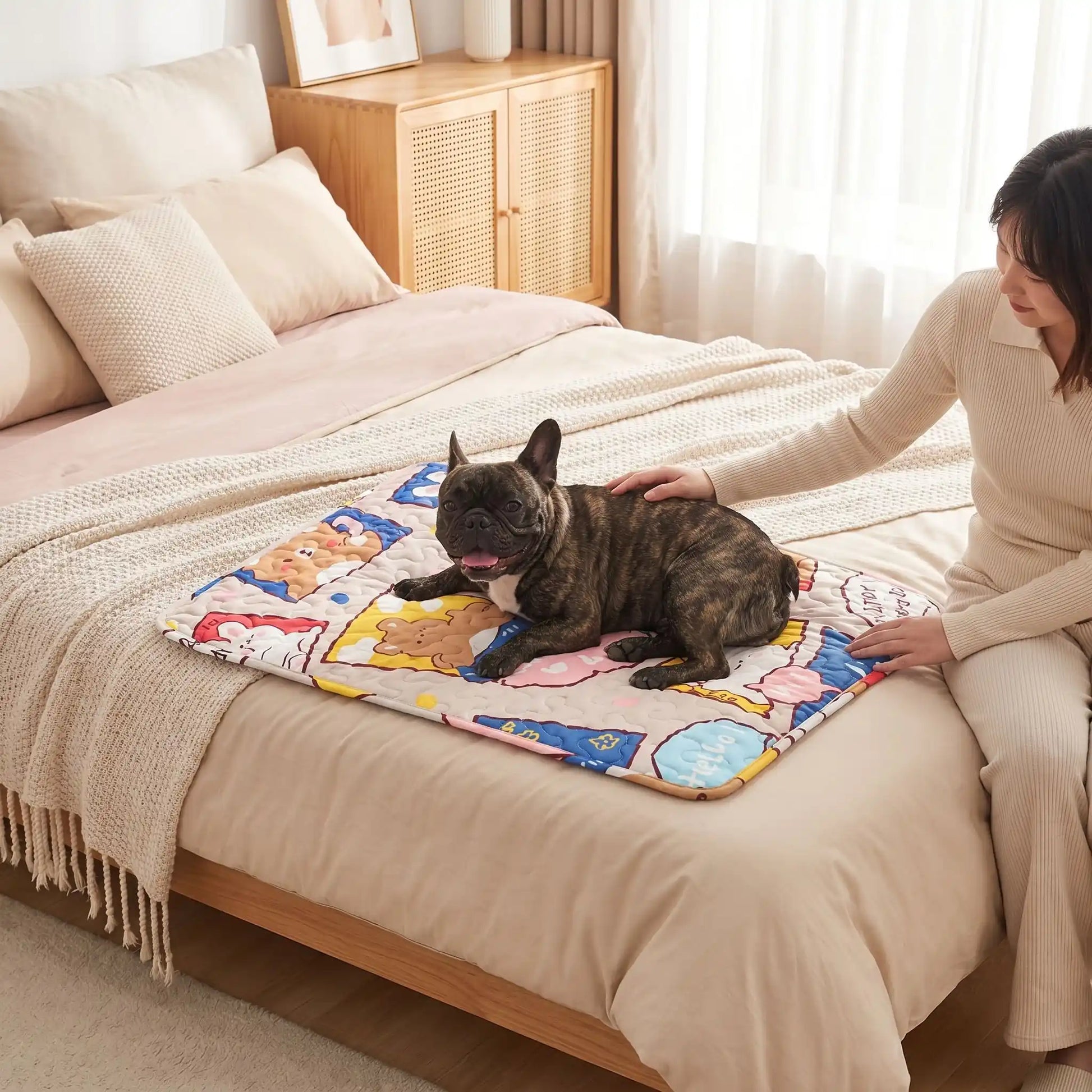 Tapis-pour-chien lavable-100% imperméable, 100 %coton haute densité lavable en machine, polyvalent, solide et résistant aux griffes, rafraichissant pour l'été et confortable en hiver, protège vos sols et vos meubles, disponible en 4 tailles du XS au L pour chiot et chien de petite à moyenne taille de 0 à 25 kg avec motif mignon-un bouledogue francais couché confortablement sur son tapis multicolore sur le lit à côté de sa maitresse qui le caresse dans la chambre de l'appartement