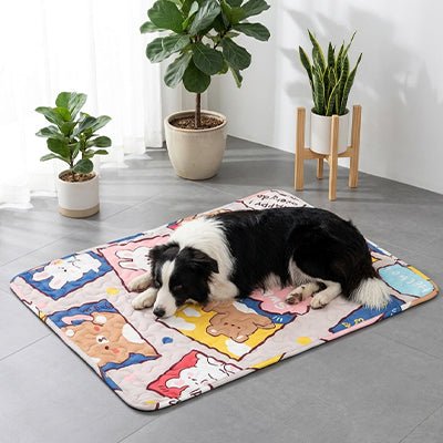 Tapis-pour-chien lavable-100% imperméable, 100 %coton haute densité lavable en machine, polyvalent, solide et résistant aux griffes, rafraichissant pour l'été et confortable en hiver, protège vos sols et vos meubles, disponible en 4 tailles du XS au L pour chiot et chien de petite à moyenne taille de 0 à 25 kg avec motif mignon-un Border collie qui dort paisiblement sur son tapis bleu multicolore sur le sol su salon de l'appartement
