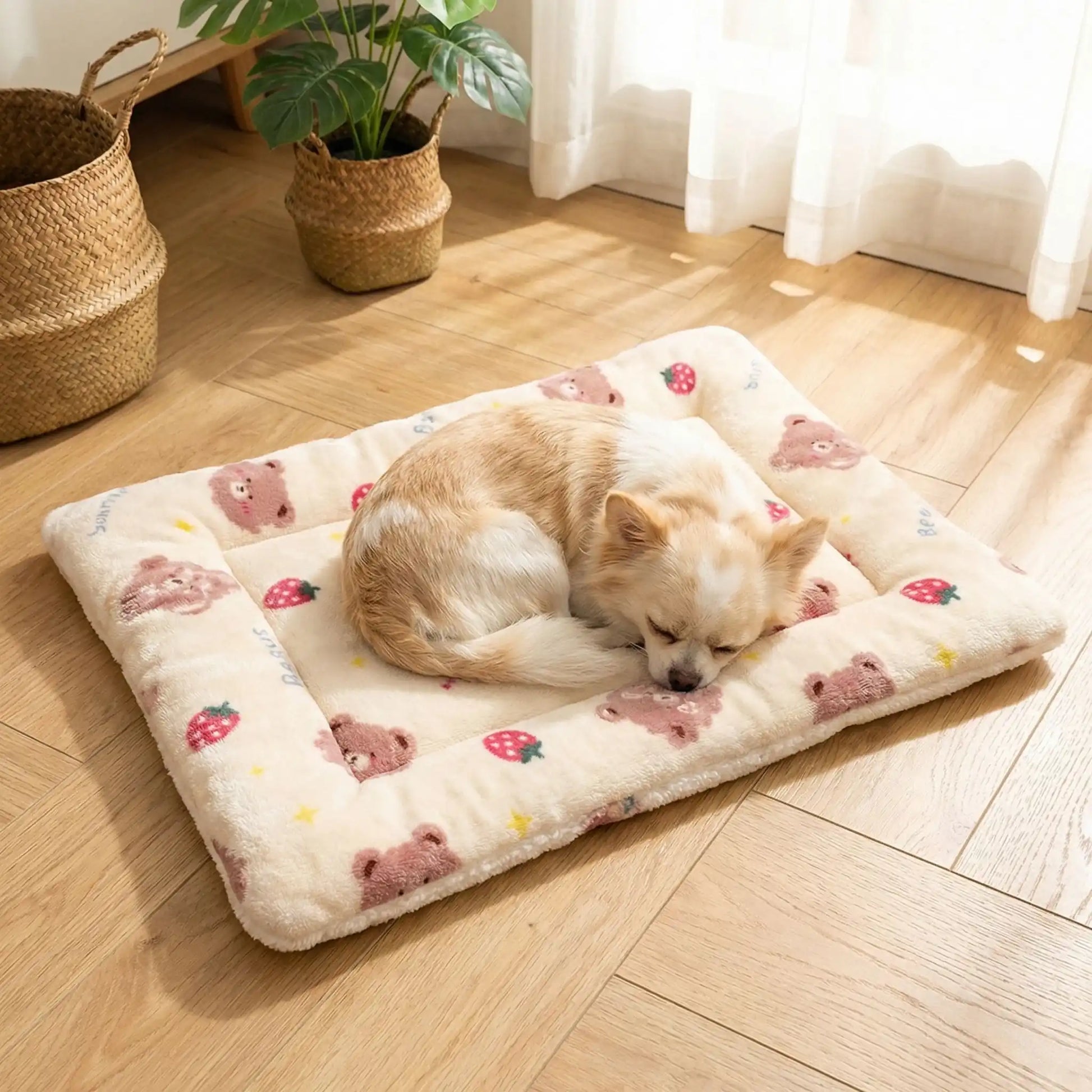 Tapis-pour-chien-chiot en flanelle douche, hypoallergénique en coton ergonomique avec rebord surélevé de forme rectangulaire, lavable en machine et durable, resistant aux griffes et morsures légère, chaud et respirant-isolant du sol froid, comme couche supplémentaire pour coussin, lit, panier pour chien-un chien de race naine qui dort couché confortablement sur son tapis avec motif mignon sur le sol du salon de l'appartement