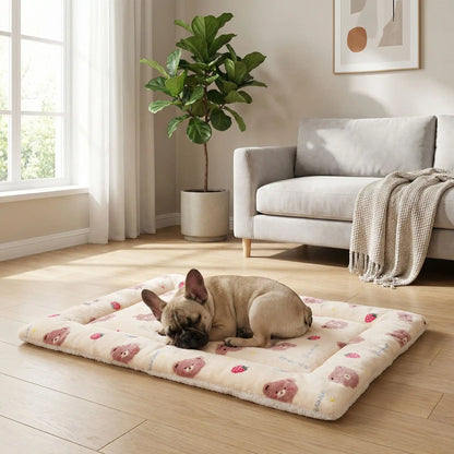Tapis-pour-chien-chiot en flanelle douche, hypoallergénique en coton ergonomique avec rebord surélevé de forme rectangulaire, lavable en machine et durable, resistant aux griffes et morsures légère, chaud et respirant-isolant du sol froid, comme couche supplémentaire pour coussin, lit, panier pour chien-un Bouledogue français qui dort couché confortablement sur son tapis avec motif mignon sur le sol du salon de l'appartement