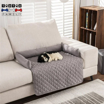Tapis-pour-chien-protège-canapé-coussin 100% coton, un chien couché en boule sur le tapis 100% imperméable posé sur le canapé du salon