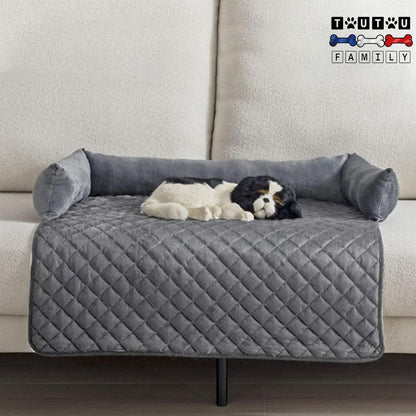 Tapis-pour-chien-protège-canapé avec traversin entourant et sécurisant 100% coton résistant solide, un cavalier king Charles confortablement couché sur son tapis qui dort sur le canapé du salon