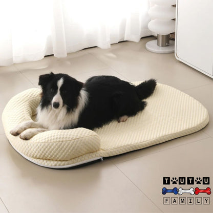 Tapis-pour-chien-rafraichissant-déhoussable-lavable-en-machine-avec-coussin-et-matelas-orthopédique-un-Border-collie-couché-confortablement-sur-son-lit-rafraichissant-dans-son-salon-en-été
