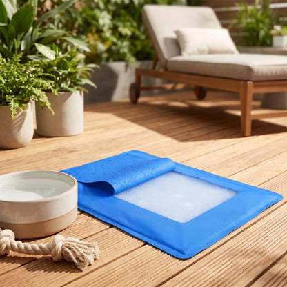 Tapis-pour-chien-rafraichissant-gel-garanti sans produits toxiques et sans danger, de couleur bleu, avec eponge ergonomique intérieur, gel composé de 98% d'eau, tissu extérieur résistant aux griffes et confortable pour la peau en nylon, pliable et transportable-utilisable comme couchage au sol, panier, voiture, niche, lit pour chiot et chien-4-tailles disponible en XS, S, M et L- gros plan sur le tapis rafraichissant de couleur bleu ouvert pour montrer l'intérieur et la composition non toxique du tapis