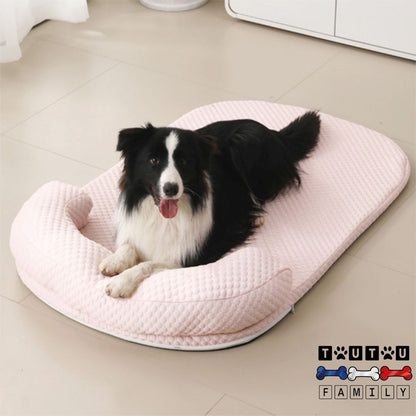 Tapis-pour-chien-rafraichissant-lavable-avec-coussin-repose-tête-ergonomique-un-rand-chien-couché-sur-le-ventre-sur-son-matelas-rafraichissant--les-pattes-posés-sur-l-oreiller-intégré-du-lit-rafraichissant-rose