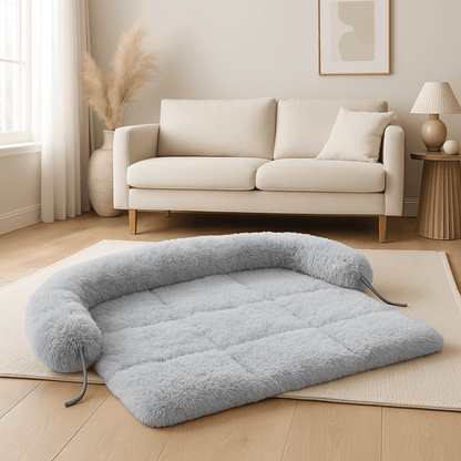 Tapis-pour-chien-lavable-en machine-imperméable-antidérapant-rembourrage 100% coton avec traversin intégré pour grand chien de couleur gris clair sur le sol du salon de l'appartement