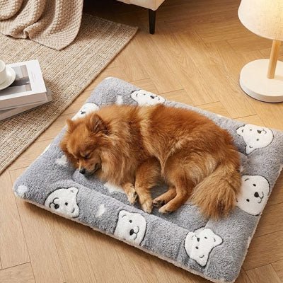 Tapis-pour-chiens-chiot en flanelle douche, hypoallergénique en coton ergonomique avec rebord surélevé de forme rectangulaire, lavable en machine et durable, resistant aux griffes et morsures légère, chaud et respirant-isolant du sol froid, comme couche supplémentaire pour coussin, lit, panier pour chien-un Pékinois qui dort sur le flanc confortablement sur son tapis gris avec motif mignon sur le sol du salon de la maison